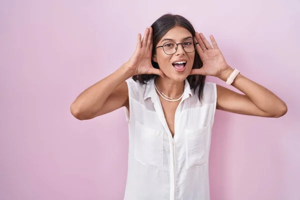 Brunette Young Woman Standing Pink Background Wearing Glasses Smiling Cheerful — ストック写真
