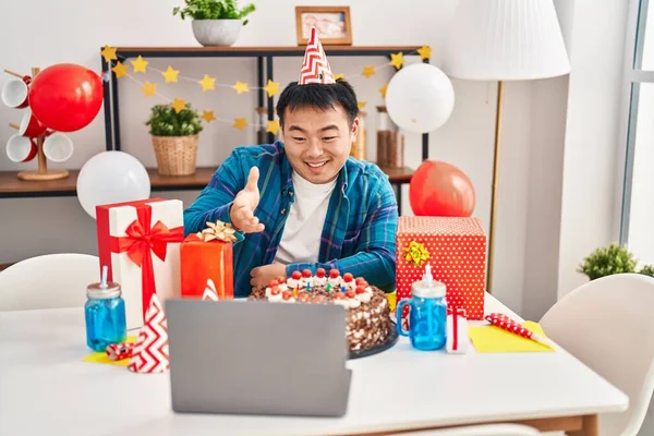 Young Chinese Man Celebrating Birthday Cake Doing Video Call Celebrating — Stok fotoğraf