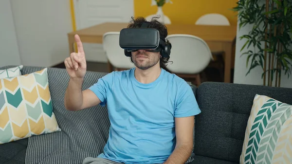 Giovane Uomo Ispanico Giocare Videogioco Utilizzando Occhiali Realtà Virtuale Casa — Foto Stock