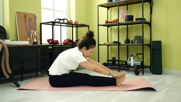 Middle Age Hispanic Woman Training Yoga Sitting Floor Sport Center — Stock Photo, Image