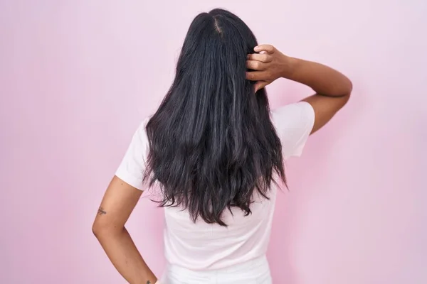 Young Hispanic Woman Standing Pink Background Backwards Thinking Doubt Hand — 图库照片
