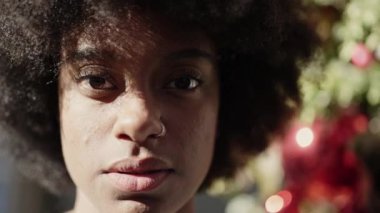 Sokakta kendine güvenen Afrikalı Amerikalı kadın gülümsüyor