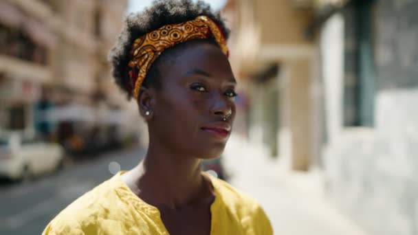 Jonge Afro Amerikaanse Vrouw Glimlachend Vol Vertrouwen Staand Met Armen — Stockvideo