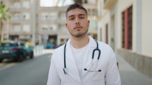 Jeune Homme Hispanique Médecin Souriant Confiant Debout Dans Rue — Video