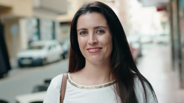 Junge Schöne Hispanische Frau Lächelt Selbstbewusst Auf Der Straße — Stockvideo
