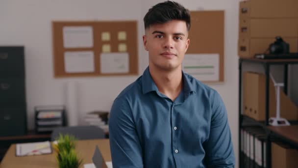 Genç Spanyol Adamı Ofiste Kendinden Emin Gülümsüyor — Stok video