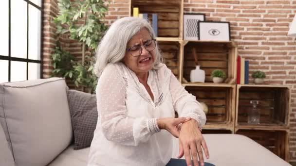 Mujer Pelo Gris Mediana Edad Que Sufre Dolor Muñeca Casa — Vídeo de stock