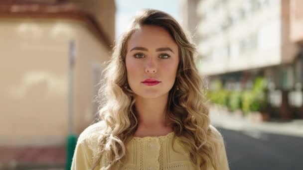 Ung Blond Kvinna Ler Säker Stående Med Armarna Korsade Gest — Stockvideo