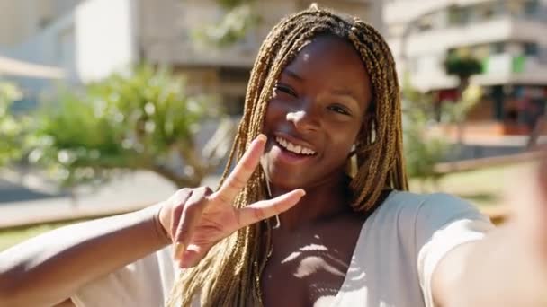 Afro Américaine Femme Souriant Confiant Faire Selfie Par Caméra Parc — Video