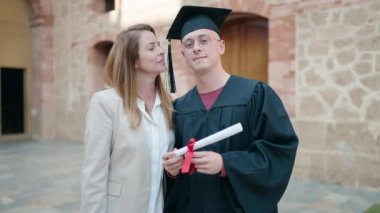 Erkek ve kadın anne ve oğul üniversitede yüksek lisans yapmak için bir arada duruyorlar.