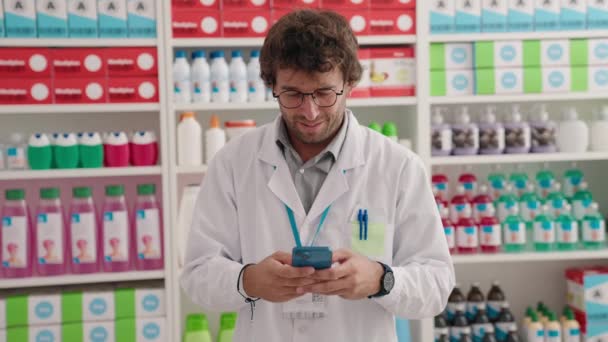 Jeune Homme Hispanique Pharmacien Utilisant Smartphone Travaillant Pharmacie — Video