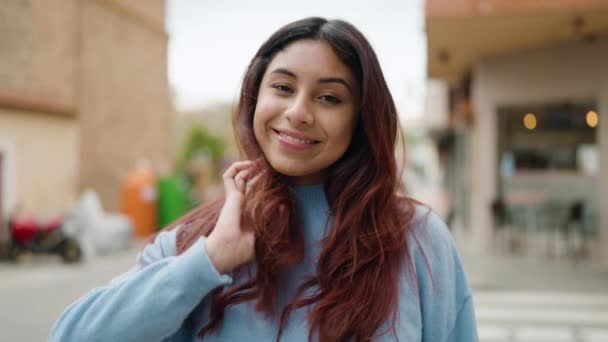 Junge Hispanische Frau Lächelt Selbstbewusst Und Kämmt Die Haare Mit — Stockvideo