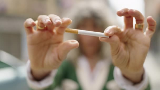 Frau Mittleren Alters Bricht Zigarette Auf Der Straße — Stockvideo