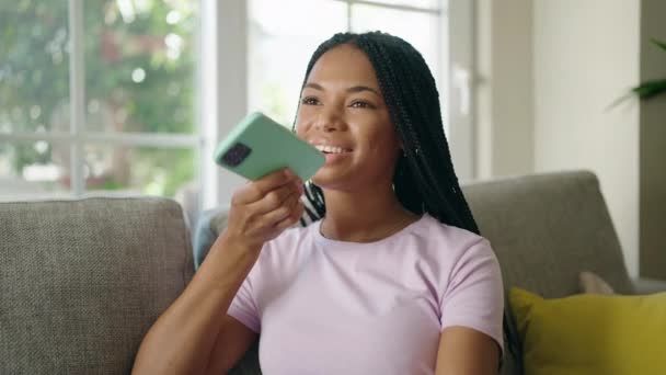 Afrikansk Amerikansk Kvinna Talar Smartphone Sitter Soffan Hemma — Stockvideo