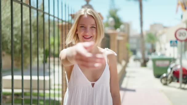 Joven Mujer Rubia Sonriendo Confiada Haciendo Gesto Que Viene Con — Vídeo de stock