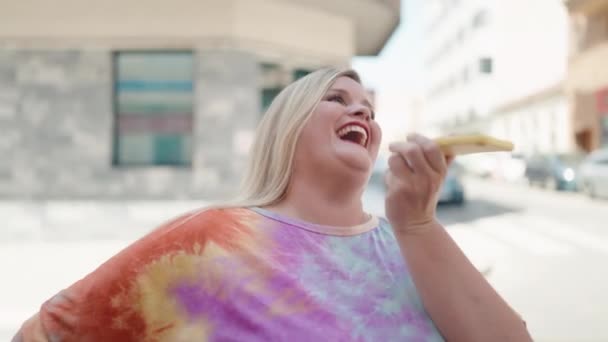 Junge Frau Lächelt Selbstbewusst Und Spricht Auf Der Straße Mit — Stockvideo