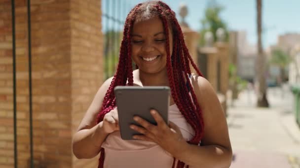 Africano Americano Mulher Sorrindo Confiante Usando Touchpad Rua — Vídeo de Stock