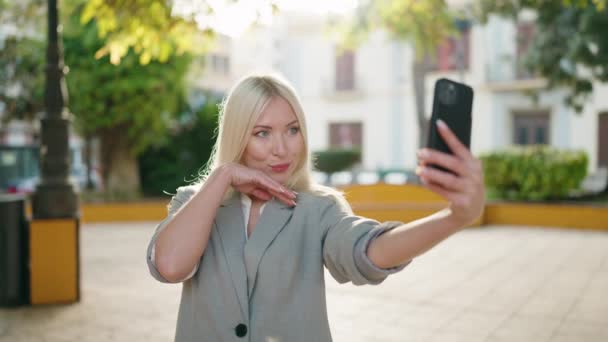 Ung Blond Kvinna Verkställande Gör Selfie Smartphone Parken — Stockvideo