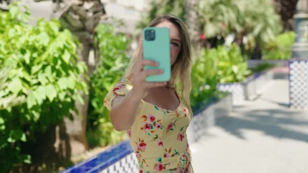 Ung Vacker Latinamerikansk Kvinna Ler Säker Att Göra Selfie Smartphone — Stockvideo