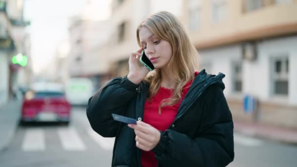 Jong Blond Meisje Praten Smartphone Met Behulp Van Credit Card — Stockvideo