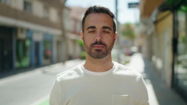 Genç Spanyol Adam Gülümsüyor Kendine Güveni Tam Başparmağıyla Caddede Imza — Stok video