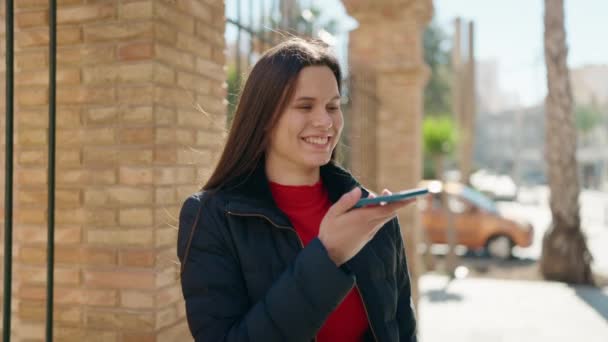 年轻女子自信地微笑着 在街上用智能手机交谈 — 图库视频影像