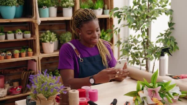 African American Woman Florist Smiling Confident Counting Dollars Florist — Stock video