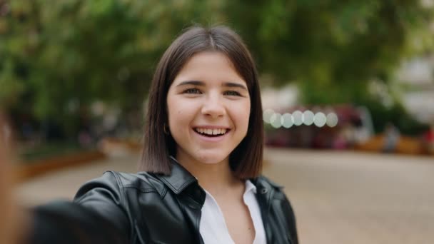Junge Hispanische Frau Lächelt Zuversichtlich Bei Videoanruf Park — Stockvideo