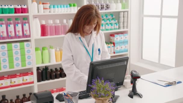 Pharmacienne Âge Moyen Souriant Confiant Utilisant Ordinateur Pharmacie — Video
