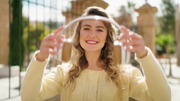 Mladá Blondýna Žena Usmívá Sebevědomě Poslouchat Hudbu Ulici — Stock video