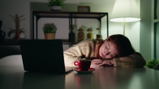 Νεαρή Κοκκινομάλλα Γυναίκα Κουρασμένη Κοιμάται Και Ξυπνάει Για Σπουδές Στο — Αρχείο Βίντεο