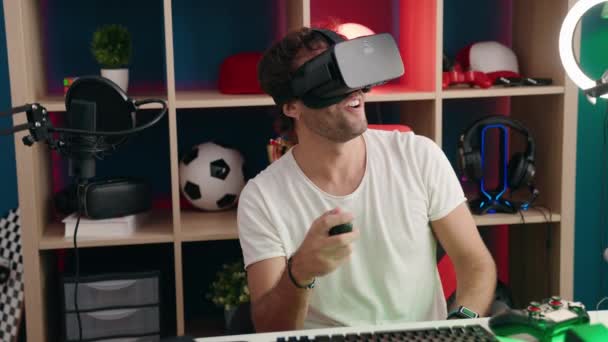 Tineri Hispanic Streamer Joc Video Folosind Ochelari Realitate Virtuală Studio — Videoclip de stoc