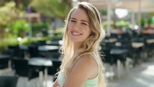 Ung Blond Kvinna Står Med Armarna Korsade Gest Kafé Terrass — Stockvideo