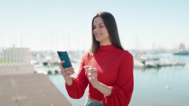 Jovem Mulher Sorrindo Confiante Fazendo Selfie Pelo Smartphone Beira Mar — Vídeo de Stock