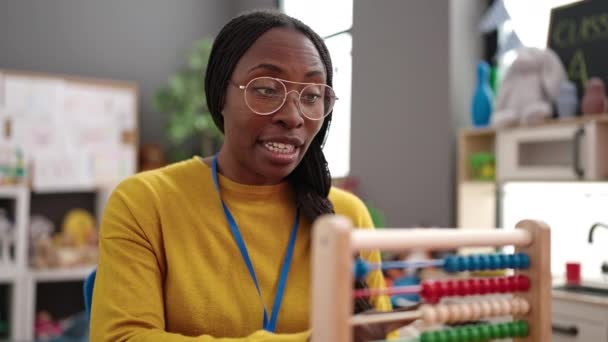 Mulher Africana Trabalhando Como Professora Ensinando Matemática Com Ábaco Jardim — Vídeo de Stock