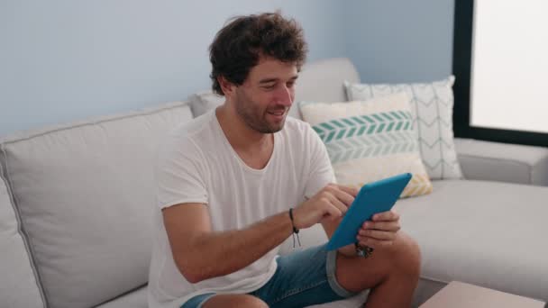 Joven Hombre Hispano Usando Touchpad Sentado Sofá Casa — Vídeos de Stock