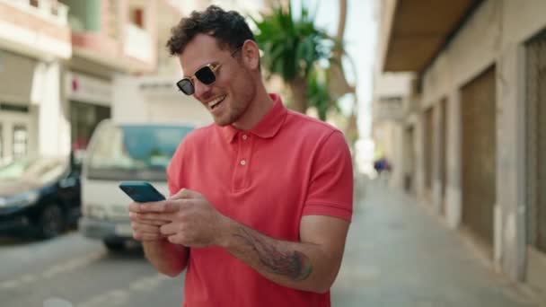 Joven Hombre Hispano Sonriendo Confiado Usando Smartphone Calle — Vídeo de stock