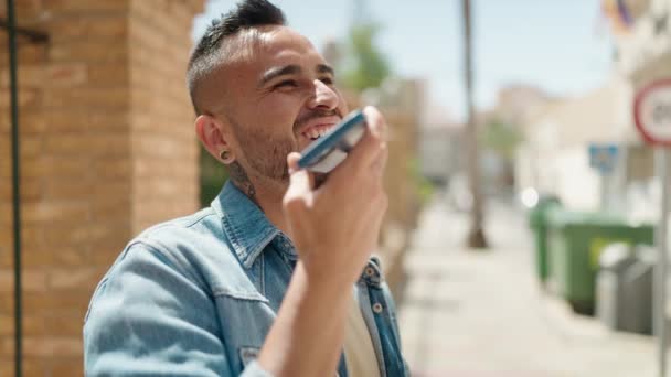 Młody Latynos Uśmiecha Się Pewnie Słuchając Wiadomości Dźwiękowych Smartfona Ulicy — Wideo stockowe