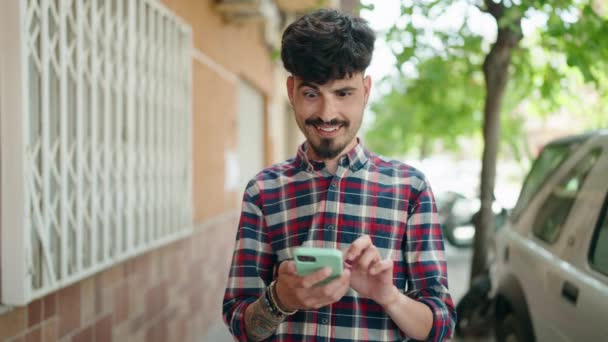 Młody Hiszpan Pomocą Smartfona Wyrazem Zwycięzcy Ulicy — Wideo stockowe