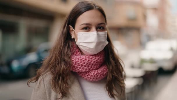 Νεαρή Γυναίκα Χαμογελά Αυτοπεποίθηση Φορώντας Ιατρική Μάσκα Στο Δρόμο — Αρχείο Βίντεο