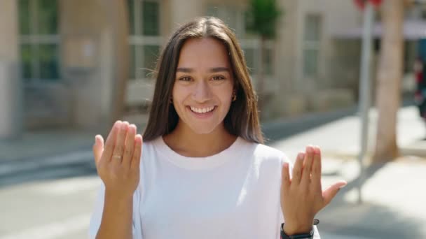Young Beautiful Hispanic Woman Smiling Confident Doing Coming Gesture Hand — ストック動画