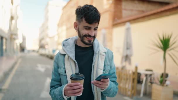 Młody Hiszpan Pijący Kawę Ulicy Pomocą Smartfona — Wideo stockowe