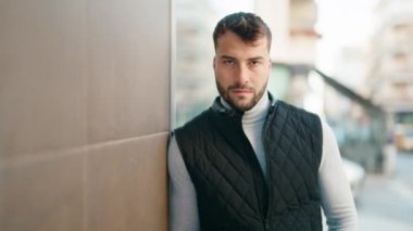 Sokakta kendinden emin gülümseyen İspanyol genç adam.