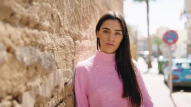 Sokakta kendine gülen genç İspanyol kadın.