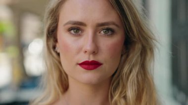 Sokakta kendine güvenen güzel İspanyol bir kadın.