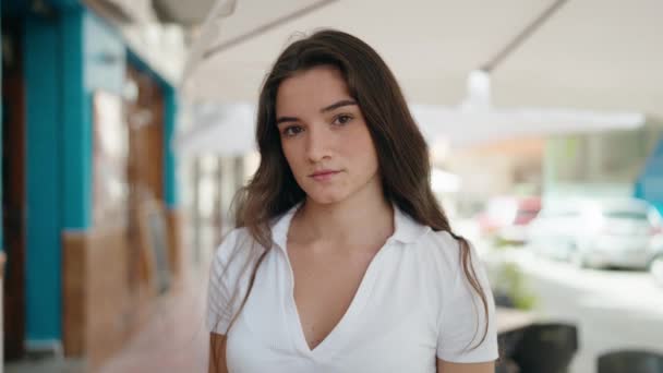 Mladá Hispánka Dělá Negativní Gesto Palci Dolů Ulici — Stock video