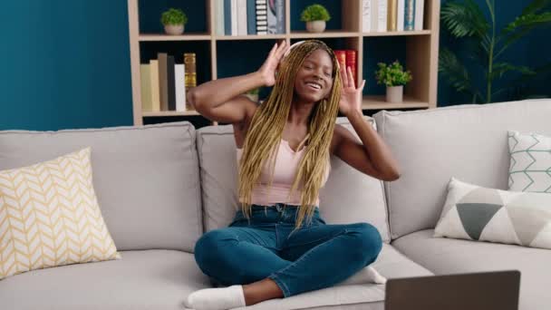 Femme Afro Américaine Écoutant Musique Chanter Maison — Video