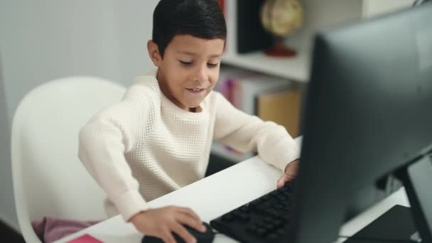 Adorável Hispânico Menino Estudante Usando Computador Sentado Mesa Sala Aula — Vídeo de Stock