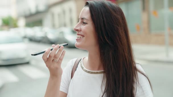 Jong Mooi Latino Vrouw Glimlachen Zelfverzekerd Praten Smartphone Straat — Stockvideo