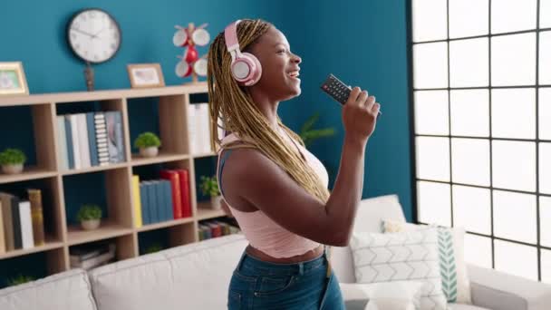 Afro Amerikaanse Vrouw Luisteren Naar Muziek Zingen Lied Thuis — Stockvideo